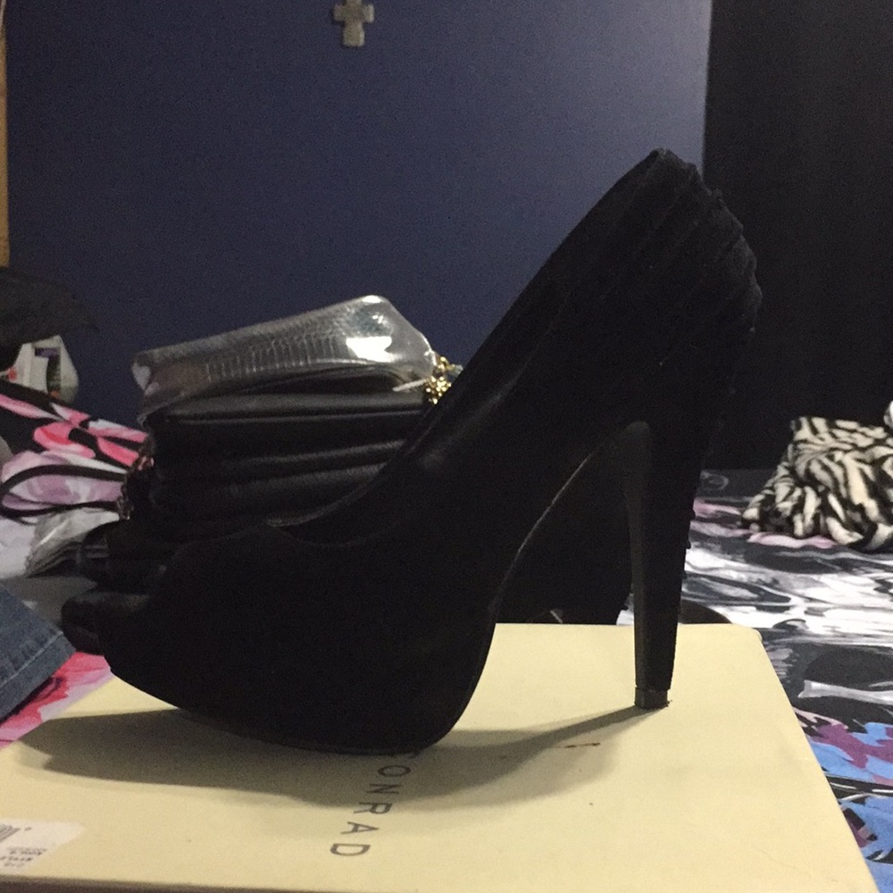 Euc Charlotte Russe size 8 black suede pumps